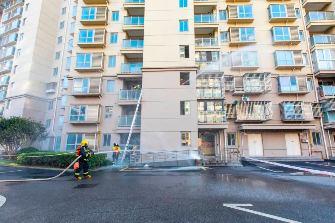 普陀区桃浦镇新杨园区开展高层住宅消防宣传月综合救援演练与安全宣传活动  第2张