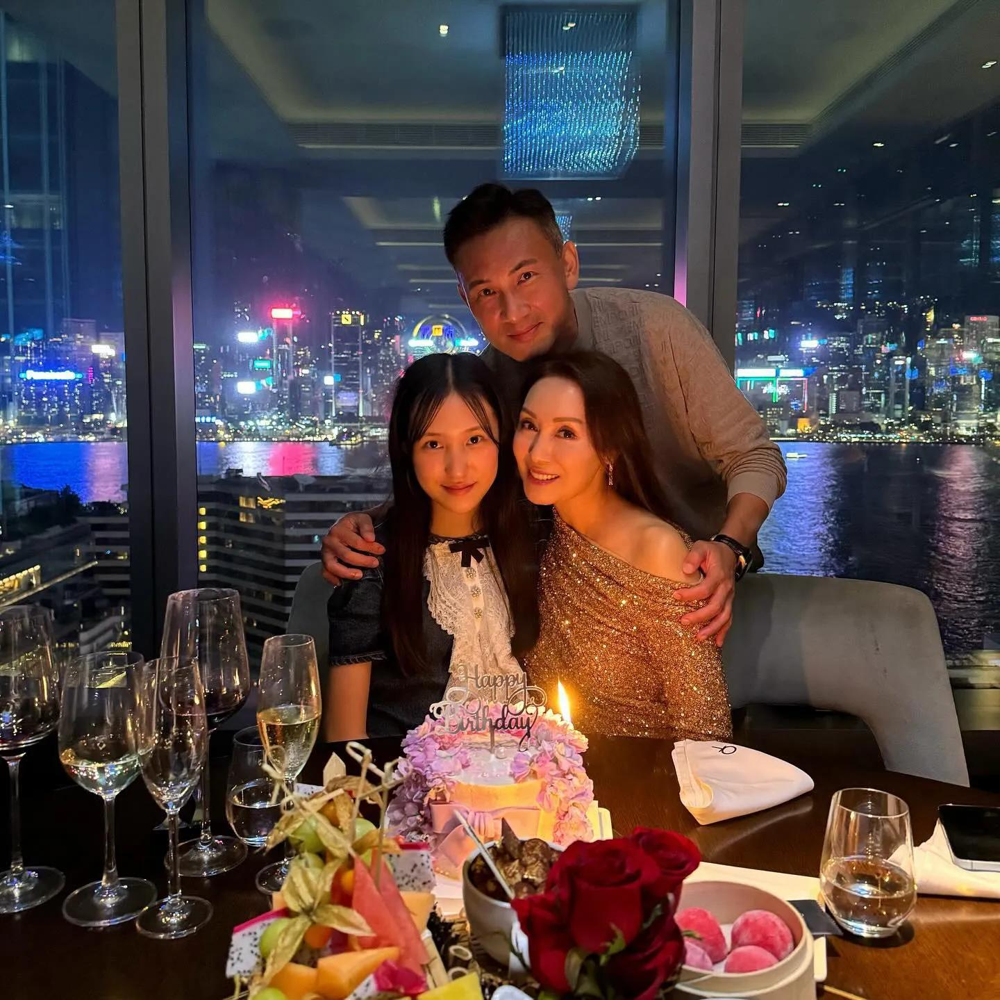 郭可盈55岁生日全家福曝光，林文龙女儿送吻庆祝，浪漫维港夜景下幸福满满  第6张