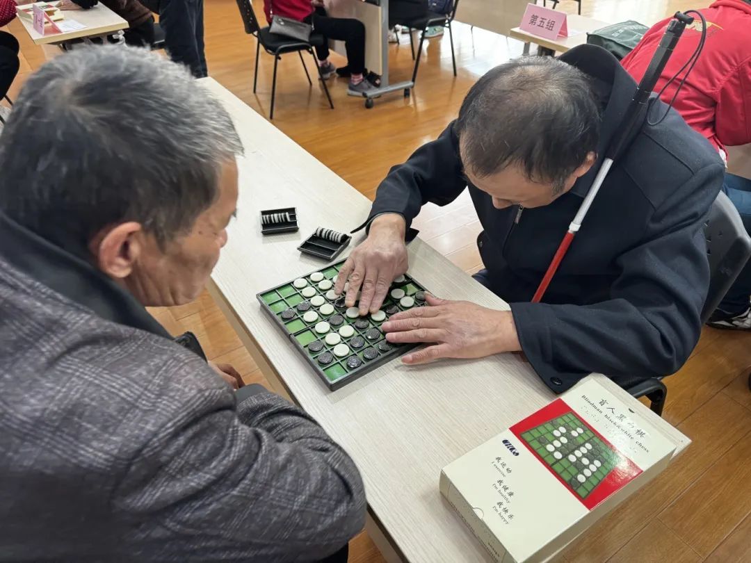 盲人协会黑白棋PK赛：以格益智，以棋会友，感受触感与智慧的碰撞