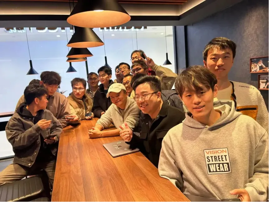 马云现身阿里西溪园区，与员工亲密合影，预示阿里或将迎来重大变革  第2张