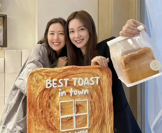 汤洛雯婚后工作骤减引猜测，现身好友面包店开业或暗示怀孕传闻  第3张