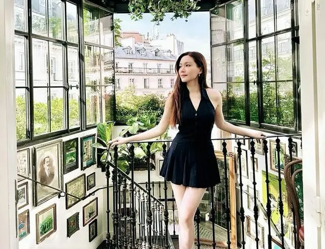汤洛雯婚后工作骤减引猜测，现身好友面包店开业或暗示怀孕传闻  第8张