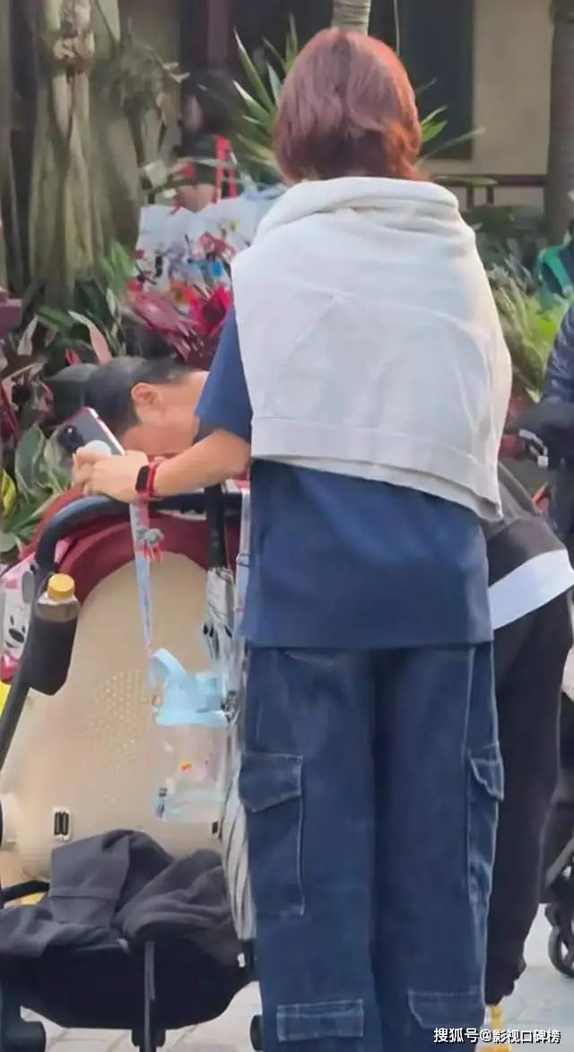 蔡少芬张晋带娃游香港迪士尼，朴素穿搭引热议  第3张