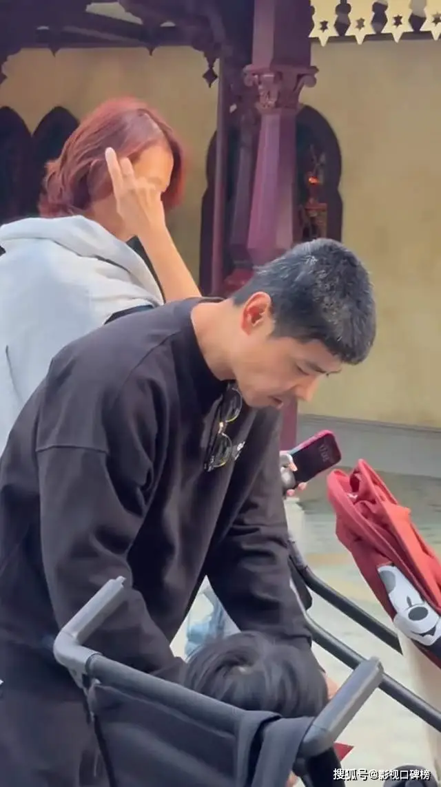 蔡少芬张晋带娃游香港迪士尼，朴素穿搭引热议  第4张