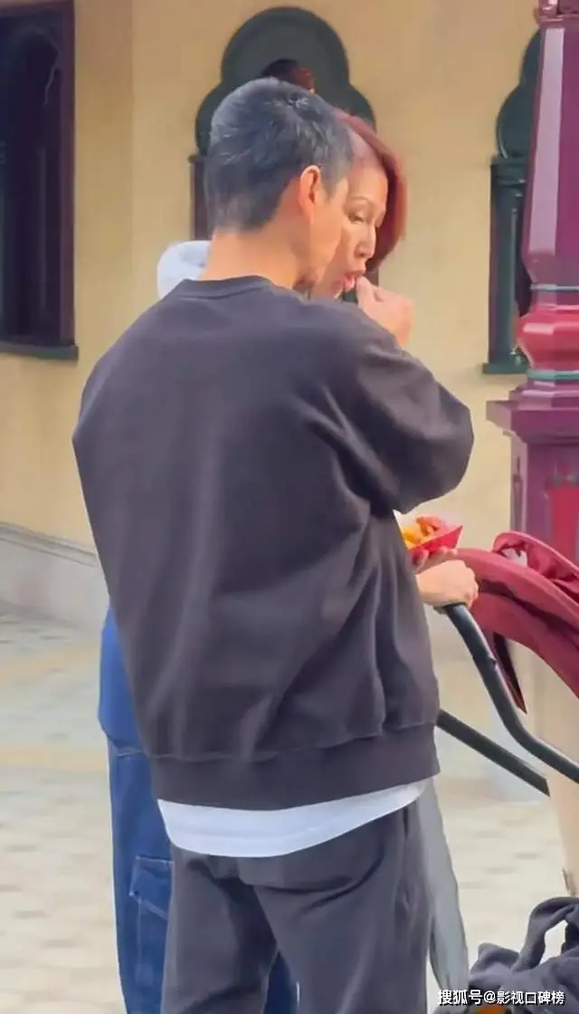 蔡少芬张晋带娃游香港迪士尼，朴素穿搭引热议  第5张