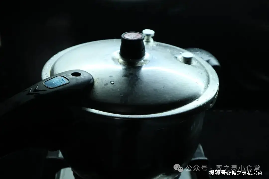 鹿茸菇排骨汤：营养丰富，预防高血压，改善血管健康  第5张