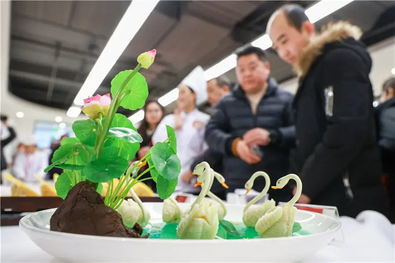 首届北京高校后勤烹饪技能大赛决赛：80名大厨同场竞技，展现匠心与创意