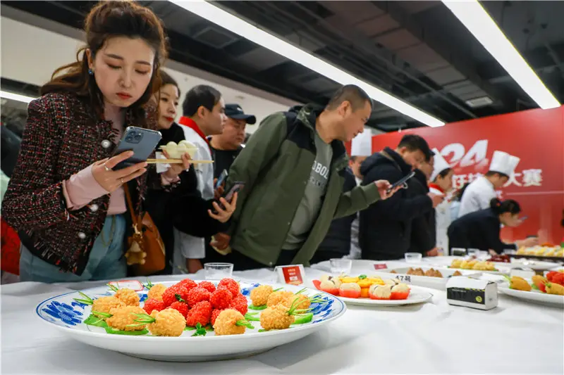 首届北京高校后勤烹饪技能大赛决赛：80名大厨同场竞技，展现匠心与创意  第3张