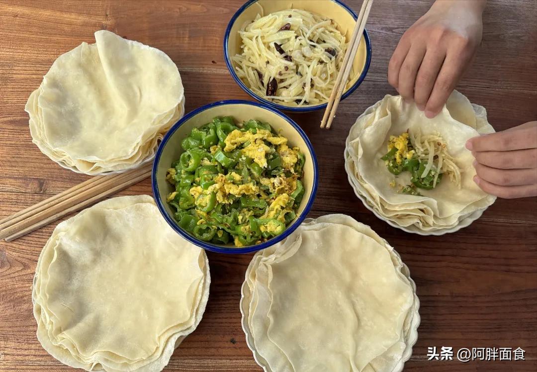 收麦季节的热闹与美食：水烙馍卷菜，中原美食的独特魅力  第1张