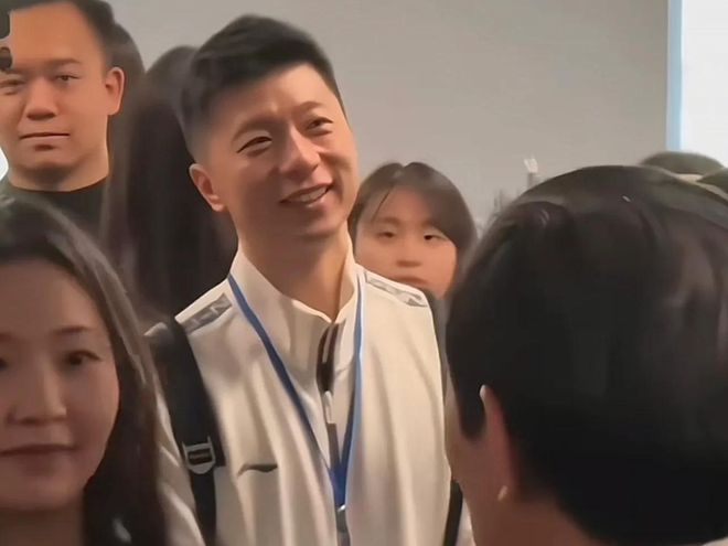 马龙台湾行第三天：双马会昆明交通大学，马英九脱西装打乒乓，马龙高情商送球  第12张