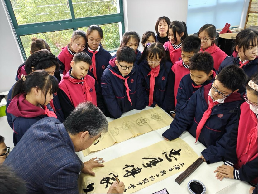 书法名家进校园活动在上海鞍山初级中学举办，郑小云老师传授书法历史文化