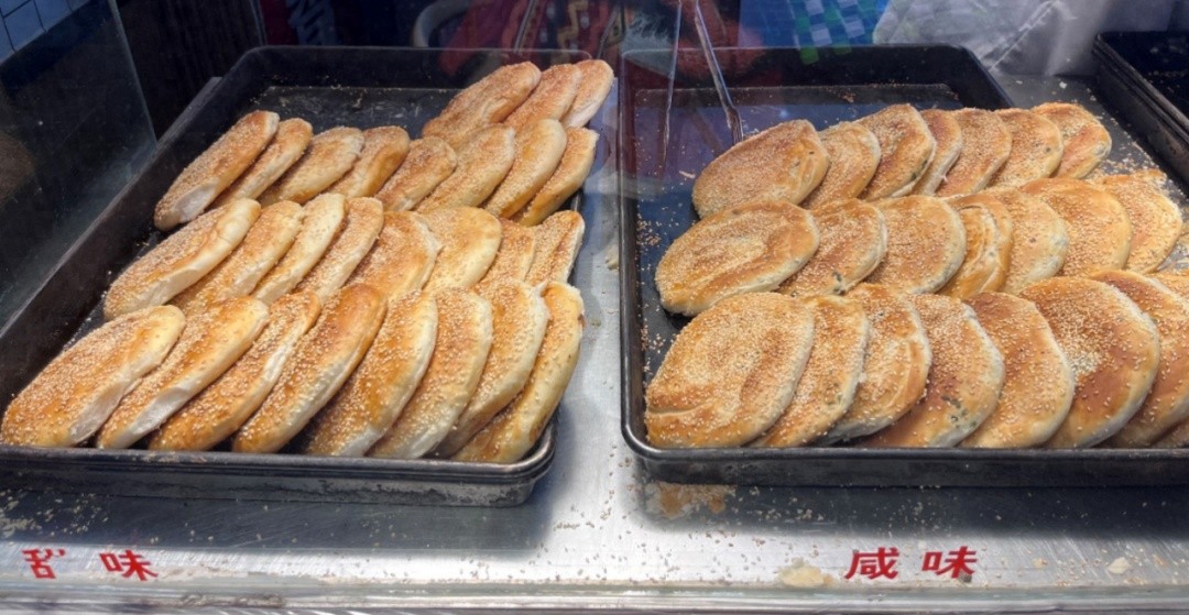 胡麻饼与烧饼的历史演变及制作工艺探秘，老闵行五家小铺子热腾腾饼子新鲜出炉  第1张