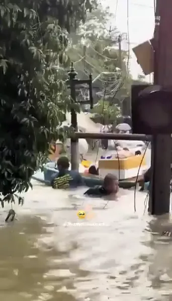 泰国特大暴雨引发洪水，与寒潮和热带波有关，数万人紧急撤离